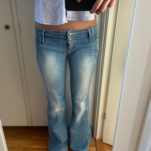 Blå bootcut jeans - Snygga blå lågmidjade bootcut jeans. Bra skick! Jag är 180 för referens. 