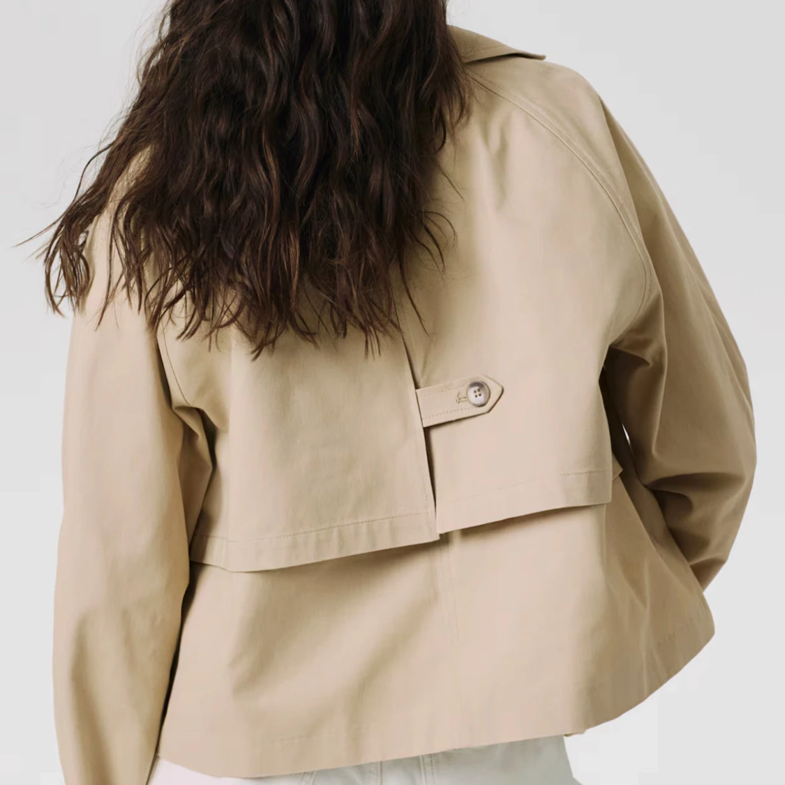 Beige trenchcoat med knappar - 1