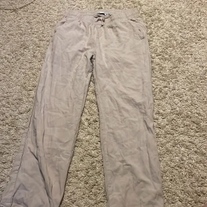 Beige linnebyxor - Säljer ett par bekväma beige linne byxor. 