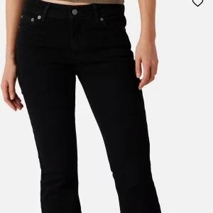 Svarta jeans från Junkyard - Snygga svarta jeans från Junkyard i storlek XS. De har en klassisk femficksdesign och en dragkedja framtill. Perfekta för en stilren look. Modellen är Bootcut jeans med låg midja. Färg svart och nypris 599 kr. Endast testade. Köparen står för frakt.