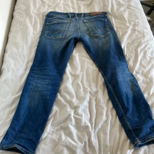 Blå jeans från Replay - Snygga blå jeans från Replay i ekologisk bomull. De har en klassisk femficksdesign och en normal passform. Perfekta för en avslappnad stil. W32 L30 bra skick bara en liten defekt som du kan se på bild 3 annars är de i bra skick. 