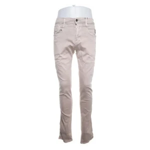 Beige slim fit jeans från Replay - Snygga beige slim fit jeans från Replay. De har en klassisk femficksdesign och knappar i midjan. Perfekta för en stilren look.