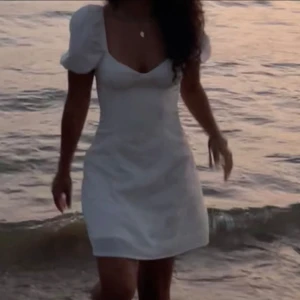 VIT KLÄNNING - Säljer en söt vit klänning med puffiga kortärmar och en smickrande passform. Perfekt för sommarens alla tillfällen och studenten. Klänningen har en elegant offshoulder-design som ger en romantisk touch.