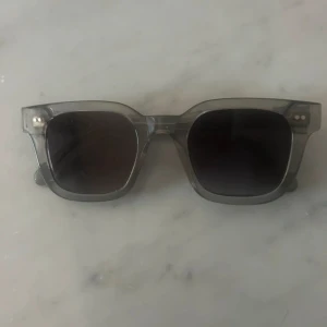 Grå solglasögon från CHIMI - Snygga grå solglasögon från CHIMI i modellen 04