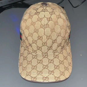 Beige Gucci keps - Snygg beige Gucci keps😁Den är helt ny och är oanvänd👍🏽skick:10/10.