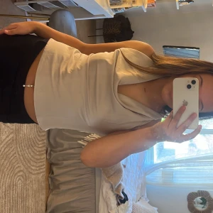 Beige satinlinne - Säljer ett elegant beige satinlinne med halsringning. Perfekt för sommarn. Knappt andvänd 