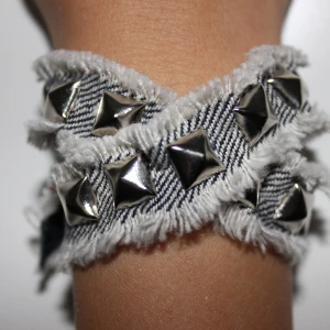 Grå-vit silver - dubbelt nitarmband - Gråvitt jeansarmband med silvernitar