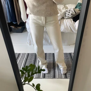Vita wide jeans, bikbok, W26 L32 - Säljer ett par vita wide jeans med hög midja. Storlek 26 i midja och längd 32. Modellen ”Regular Wide” som inte längre finns. Lite täcken på användning i benens kant, men endast använda en gång. Skriv vid funderingar eller fler bilder 💞
