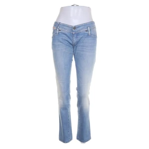 Ljusblå jeans från Diesel - Snygga ljusblå jeans från Diesel med en klassisk femficksdesign. De är tillverkade i en bomullsblandning med lite stretch för extra komfort. Perfekta för en avslappnad stil. Har ingen bild på då dom ej passar!