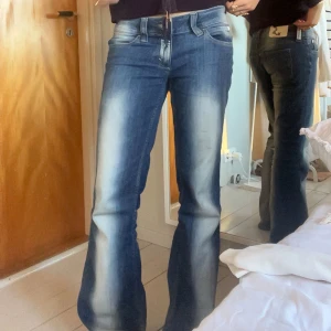 Blå bootcut jeans weekday - Storlek 30/32 men passar mig som brukar  ha S💞