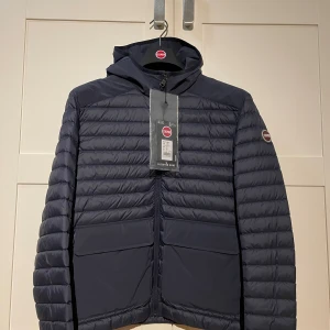 Helt ny Colmar jacka - Snygg dunjacka från Colmar, jackan är helt ny med tags kvar. Storlek 48, sitter som S Nypris ligger på 4000kr. Hör av er vid frågor/funderingar. 