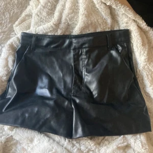 Svarta skinnshorts från Zara - Snygga svarta skinn shorts från Zara.  Passar till allt och ger en cool look.