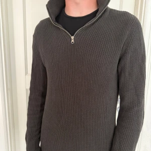 Mörkgrön stickad half zip-tröja Lefties - Stickad zip up från lefties Storlek M Skick 8/10  Modellen är 188 och väger 75kg 