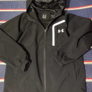 Svart vindjacka från Under Armour - Säljer billigt 