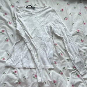 Vit långärmad topp från 157 - Vit långärmad pjamaströja från 157 i storlek XS. Använd få tal gånger.