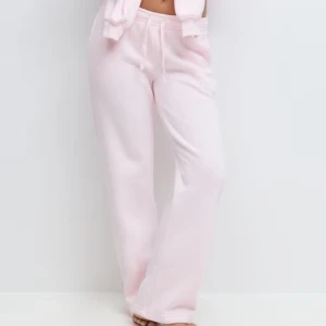 Rosa mjukisbyxor - Rosa mjukisbyxor i storlek S från Gina Tricot. Helt oanvända med prislapp kvar. Slutsålda på hemsidan.