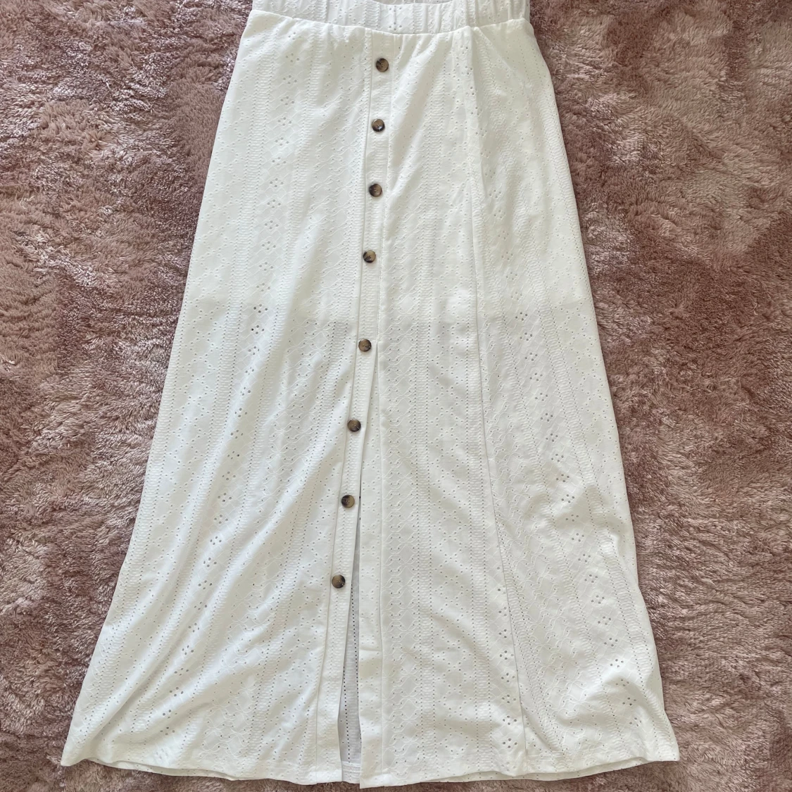 Vit långkjol med broderade detaljer