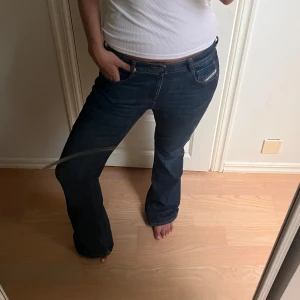 Diesel lågmidjade bootcut jeans  - Mörkblå lågmidjade bootcut jeans från Diesel. Jeansen är i storlek 28/30 och är endast använda ett fåtal gånger.