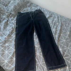 Levi's mörkblå carpenter jeans med raka ben - Mörkblå jeans från Levi's med raka ben och sköna fickor på sidorna. Snygg loose passform för chill stil. Nypris 1200kr+. Använda max typ 3-4 ggr, är i helt nyskick! STRL 32/30!