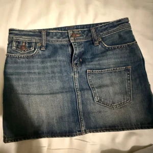Jeanskjol från Ralph Lauren - Blå jeans kjol från ralph lauren med fickor där back me knappar o en extra ficka där fram 