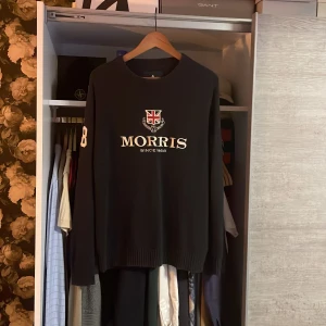 Sällsynt marinblå Morris tröja  - Marinblå Morris tröja                                                     Färg: Mörkblå/marinblå                                                Storlek: L men passar mer som M                               Pris kan diskuteras👌