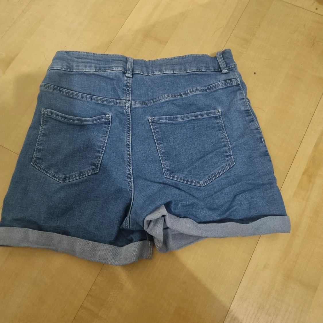 Blå jeansshorts med upprullad kant - 1