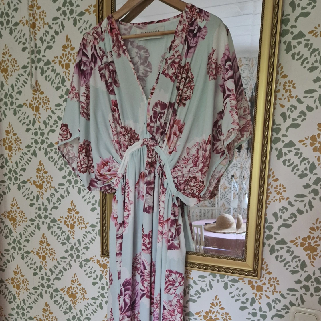 Blommig långklänning By Malina - 2