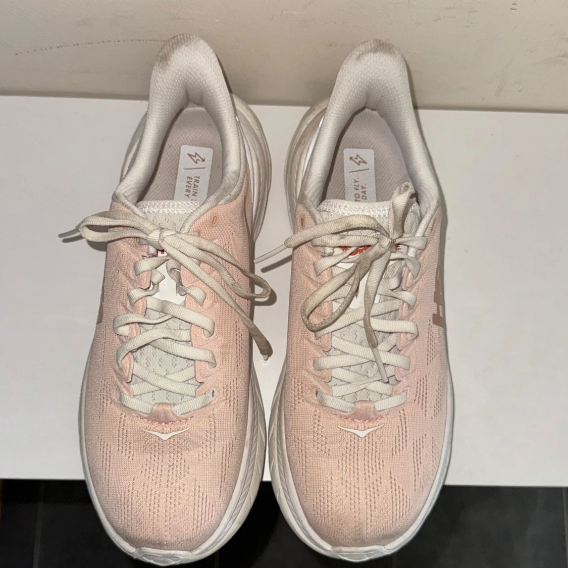 Ljusrosa Hoka sneakers med tjock sula - 2