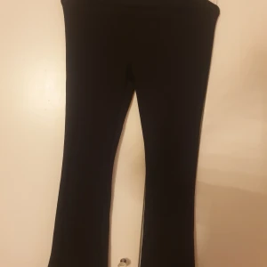 Svarta bootcut byxor från ONLY XS - Svarta bootcut byxor från ONLY i storlek XS. Byxorna har en snygg utsvängd passform och är tillverkade i ett stretchigt material som sitter bekvämt. Perfekta för dig som gillar en stilren och trendig look.