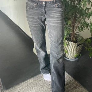 Weekday jeans - Säljer ett par weekday arrow low straight jeans. Storlek 24/32. Midjemått: 37cm rakt över, Midjehöjd: 19cm, innerbenslängd: 79cm💓