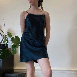 blå slipklänning - en petroleumblå slipklänning i satin, minilängd! 🫶🏻suupersöt med jättefin passform och ett litet spetsband i toppen. jättefint fall! 💕