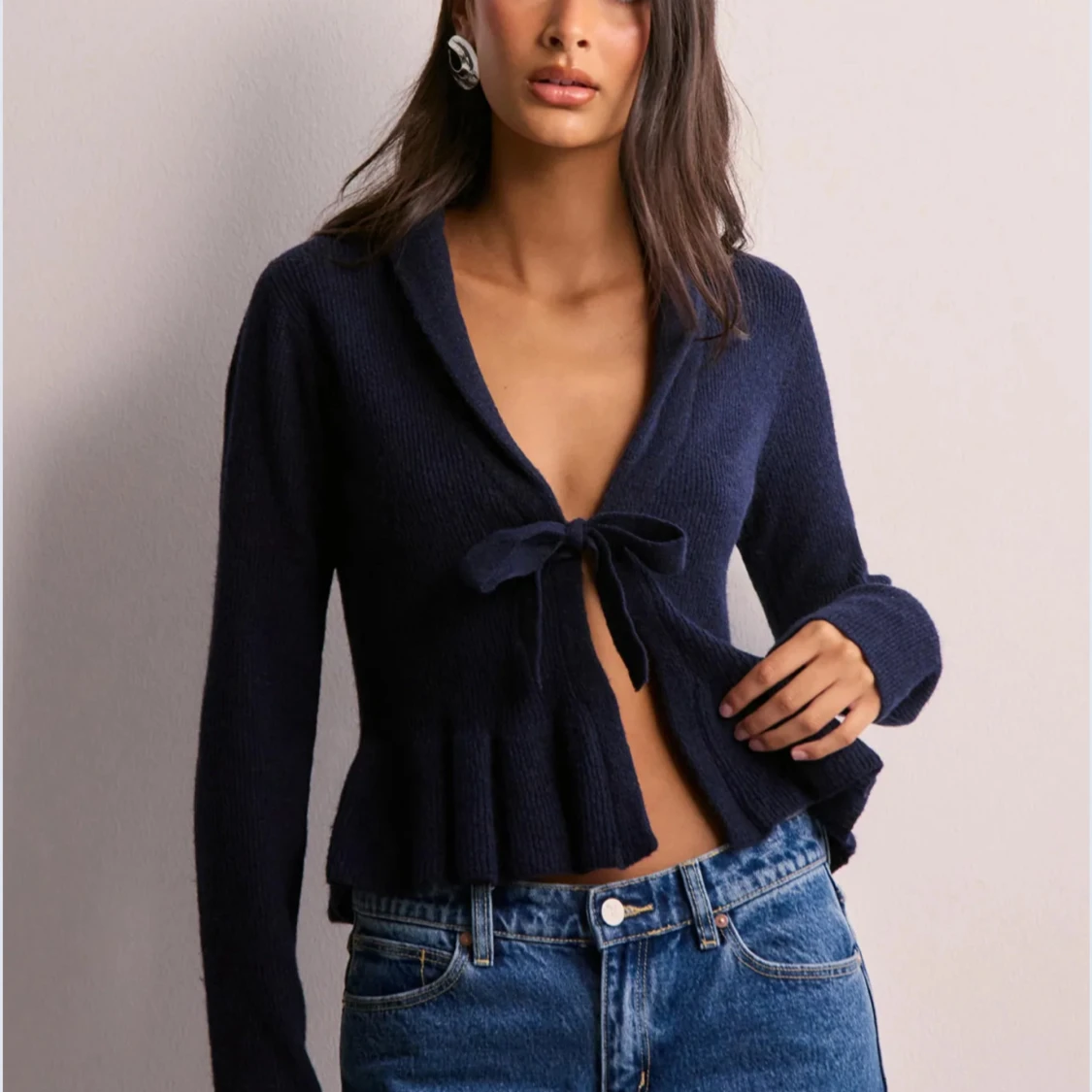 Mörkblå stickad kofta med knyt