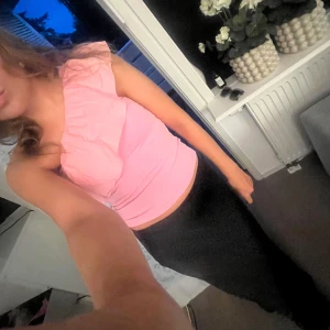 Volangtopp - Säljer denna rosa volangotop från Kappahl. Den är ny med prislapp och därför i nyskick, endast testad. Den är storlek 146/152 men den psssar mig som har XS väldigt bra. Hör av er vid frågor och tveka inte att lägga prisförslag 