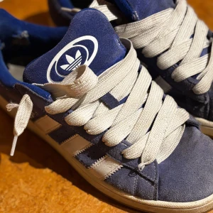 Blå Adidas campus - Snygga blå campus från Adidas. Ordinarie pris 1449 mitt pris 650kr är lite slitage vid hälen på båda skorna men i övrigt så är bra skick  