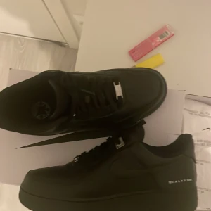 ALYX x Air Force 1 - Säljer mina tvääär feta alyx airforces 1s, ser mycket bättre ut i verkligheten, mycket snyggare än vanliga svarta i mina ögon det är för många detaljer men upptäcker nånting nytt hela tiden