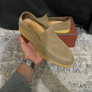 Loro Piana laofers - Size: 42 | Fits: 43 Insole measurement: 28cm Very Good Condition! Color: Beige Comes with: Box