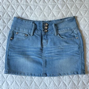 Low jeanskjol  - Midjemått: 34cm. Längd: 32cm. (Storlek 36 men passar 34.) Kolla in min profil och följ för fler plagg🙌
