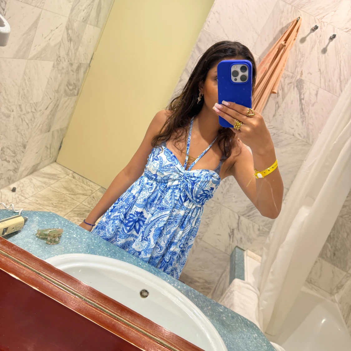 Blåvit  sommarklänning med mönster - 1