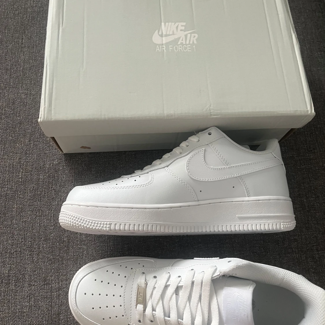Nike Air Force 1 helvita sneakers