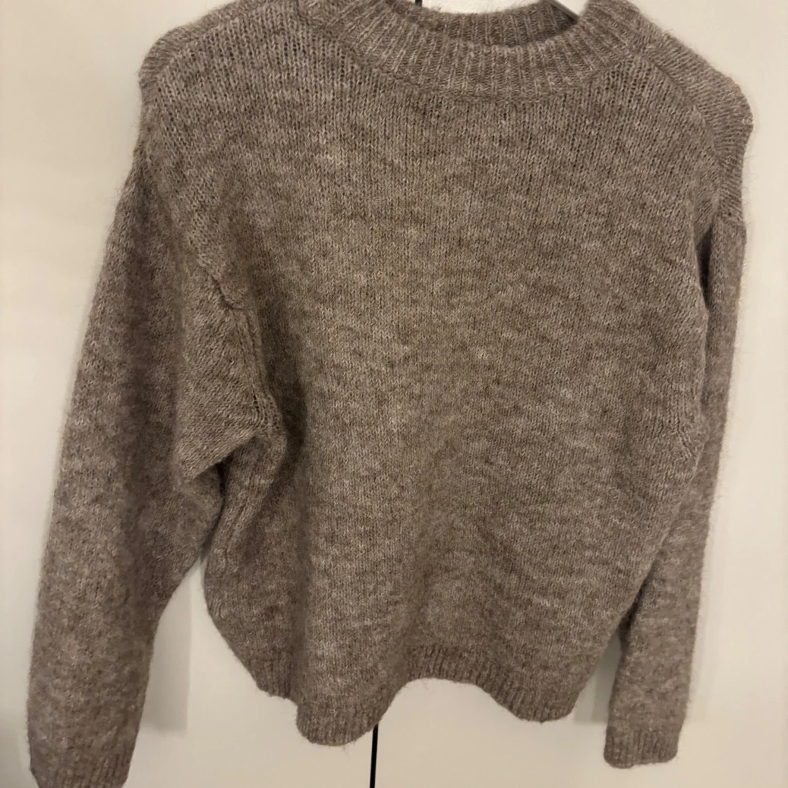 Beige stickad tröja med rund hals - 1