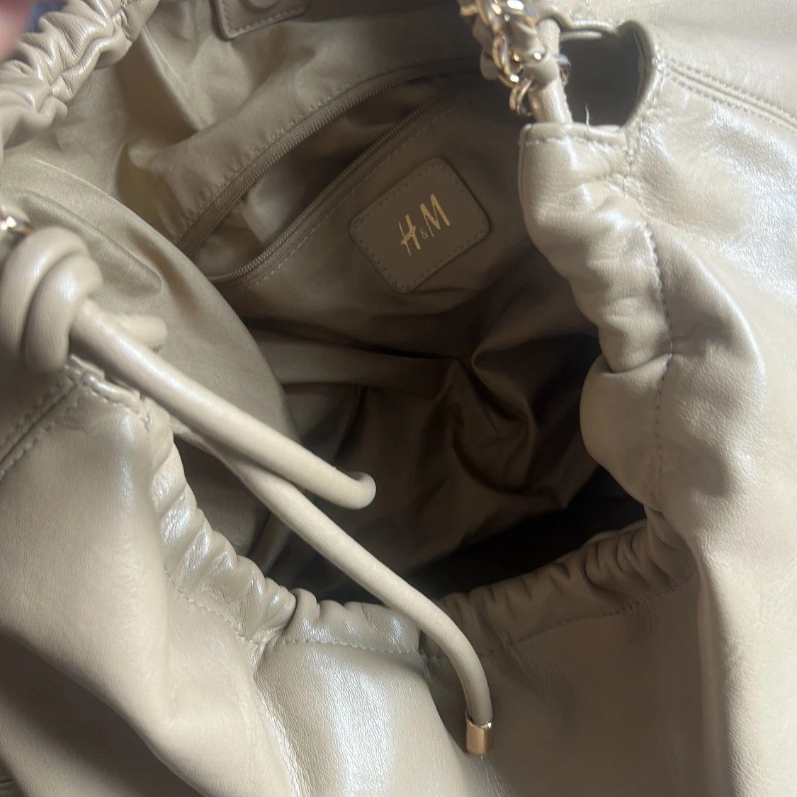 Beige axelväska i skinn från H&M - 2