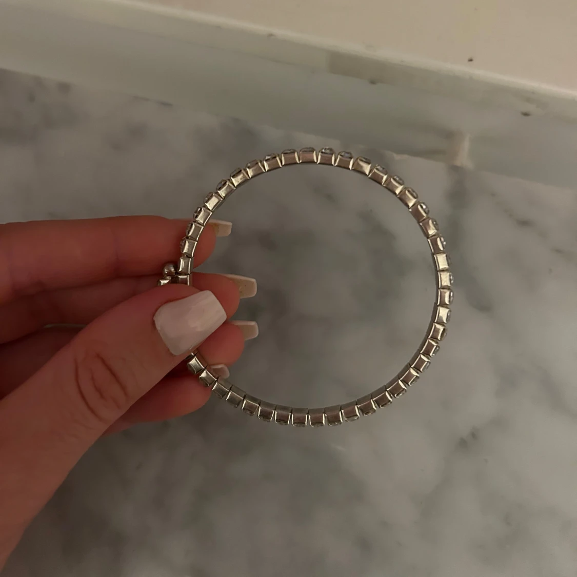 Glittrigt silverarmband med stenar - 1