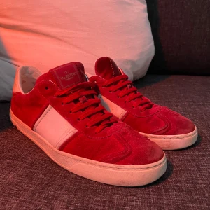 Valentino flycrews  - Tjena säljer dessa Röda Valentino flycrews i Storlek 42, skick 7/10 bara 14/22 nitar kvar men har fortfarande mycke mycket att ge! | de e as najs att matcha till ett par blåa jeans och nån najs hoodie, kom me frågor om ni undrar nått ‼️‼️