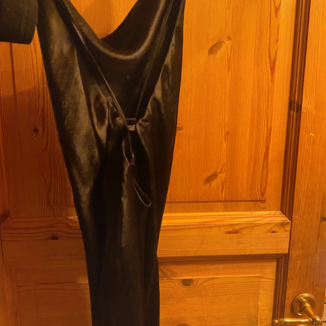 Svart långklänning i satin med slits - 2