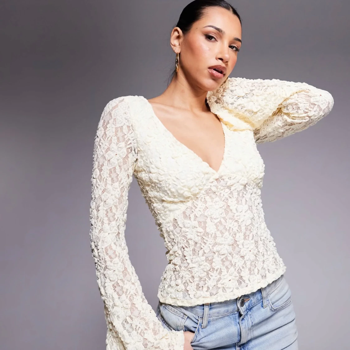 Gul spetsblus med v-ringning