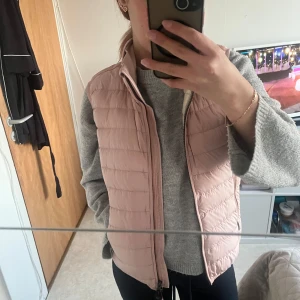 Ljusrosa dunväst från Parajumpers  - Säljer en superlätt och snygg ljusrosa dunväst från Parajumpers i storlek XS. 