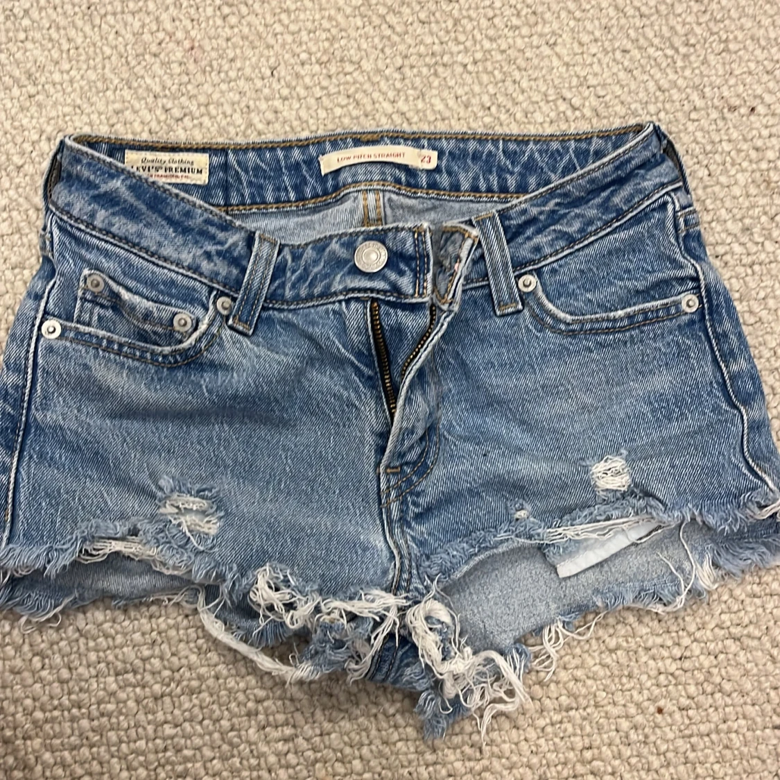 Levi's ljusblå jeansshorts low waist