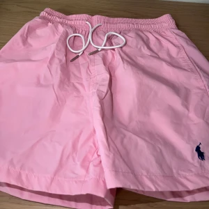 Rosa badshorts  - Snygga ljusrosa badshorts, Perfekta för stranden eller poolen. Är M men passar S