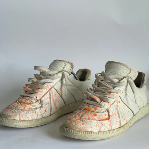 Maison Margiela GAT - Säljer nu ett par Maison Margiela GAT för endast 1299kr! Skorna har ett unikt färgstank på skorna och på snören. Skorna är i 6/10 skick och tillbehör med kommer inte. Vid några frågor det är bara att kontakta!🤩