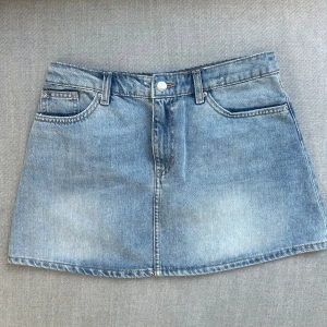 Ljusblå jeanskjol  - Säljer en jätte snygg jeans kjol från H&M! Finns inte kvar på H&M längre. Jättefin och är perfekt nu på sommaren 🩷storlek S